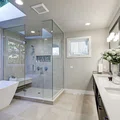 Przestronna nowoczesna łazienka
