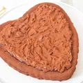 Walentynkowe ciasto czekoladowe z frużeliną z owoców leśnych i kremem czekoladowym