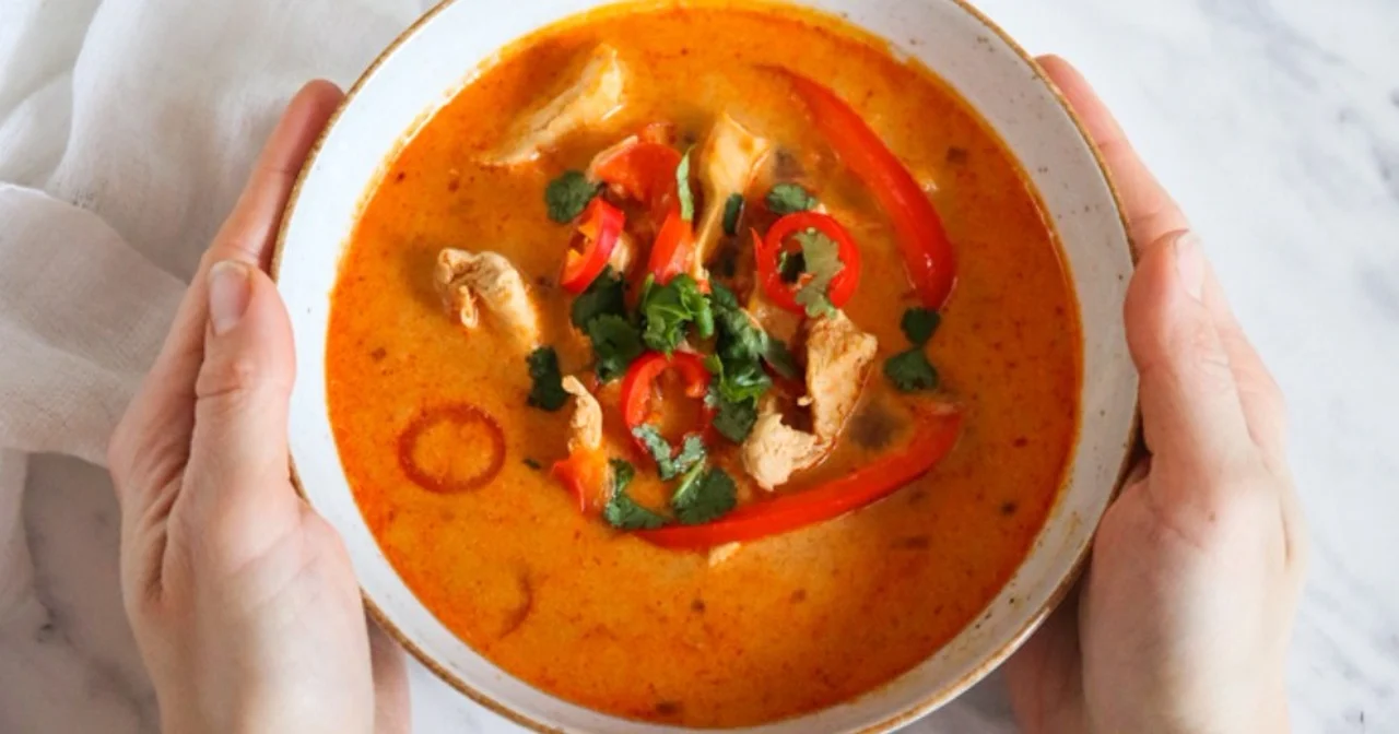 Zupa tajska z kurczakiem i makaronem ryżowym