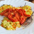 Placki z cukinii i marchewki z sosem pomidorowo-paprykowym