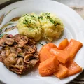 Gotowanie...to proste! Delikatna Karkówka Pieczona W Marynacie Ketchupowo Musztardowej Z Pieczarkami