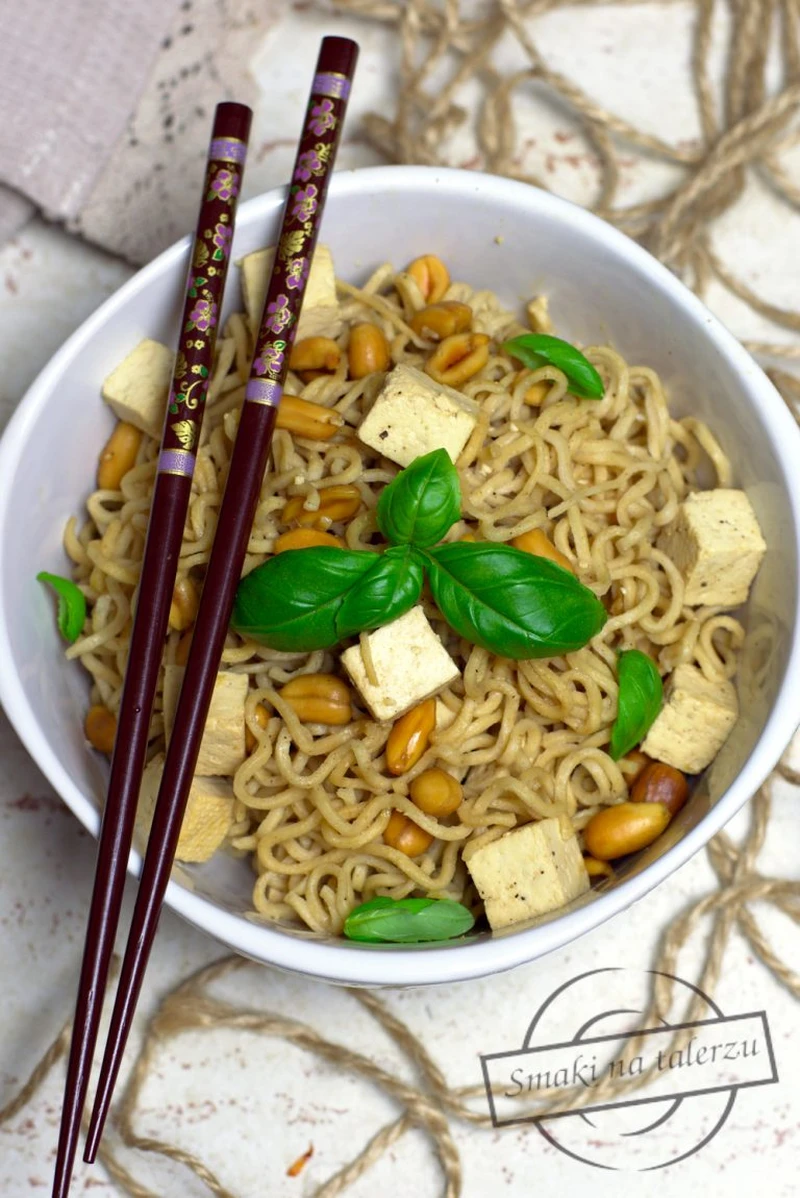 Makaron noodle z tofu