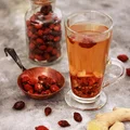 Herbatka z owocami dzikiej róży,świeżym imbirem i cynamonem