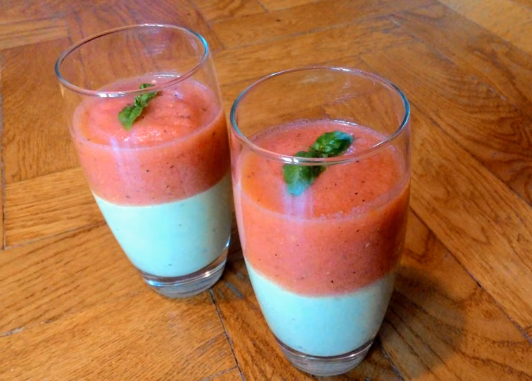 Dwuwarstwowy chłodnik z awokado i pomidorów