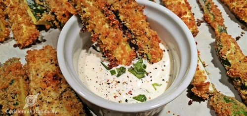 Parmezanowe paluszki cukiniowe z sosem ranch