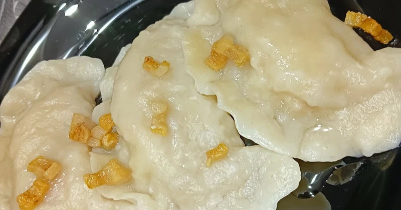 Pierogi z kapustą zasmażaną na słoninie i cebuli