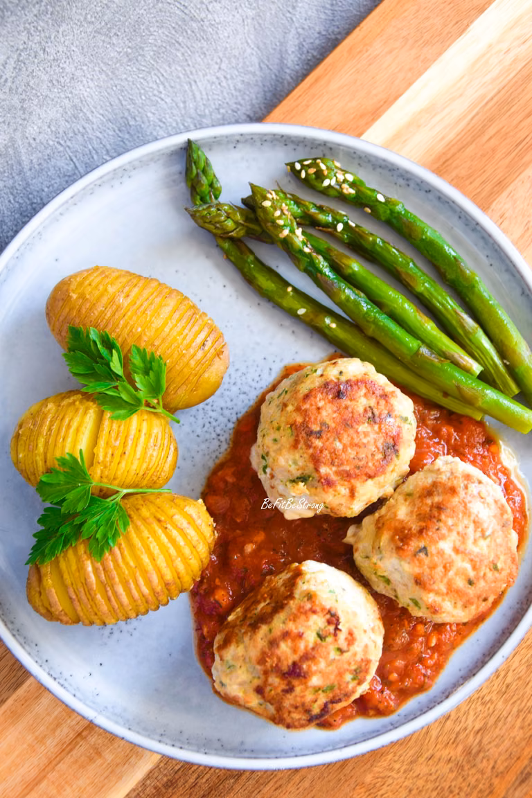 Pulpety z indyka nadziane mozzarellą z sosem marinara i pieczonymi szparagami FIT