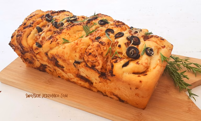 Chlebek pomidorowy do odrywania z oliwkami