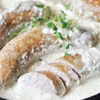 Biała kiełbasa pieczona w sosie chrzanowym