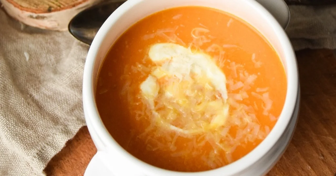 zupa z pieczonej marchewki z parmezanem