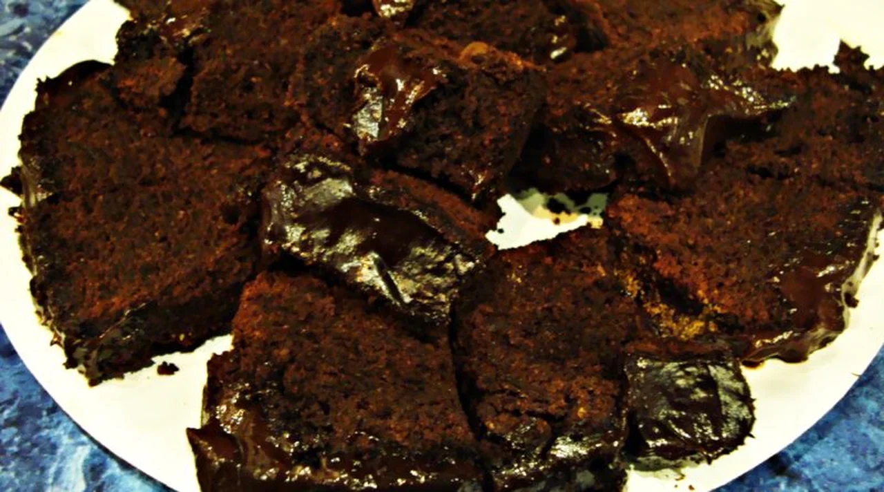 Bezglutenowe ciacho karobowe z polewą czekoladową