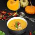 Kremowa zupa z dyni z curry, mleczkiem kokosowym i sokiem z pomarańczy