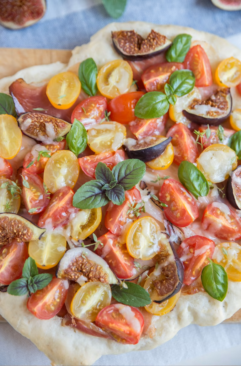 Pizza z figami, pomidorami i prosciutto! Oto przepis, który musisz poznać!