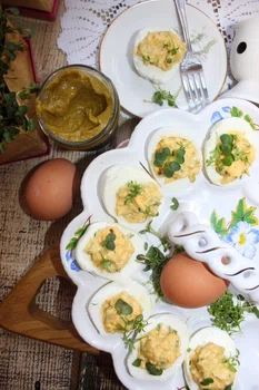 Jajka faszerowane z kiełkami i musztardą