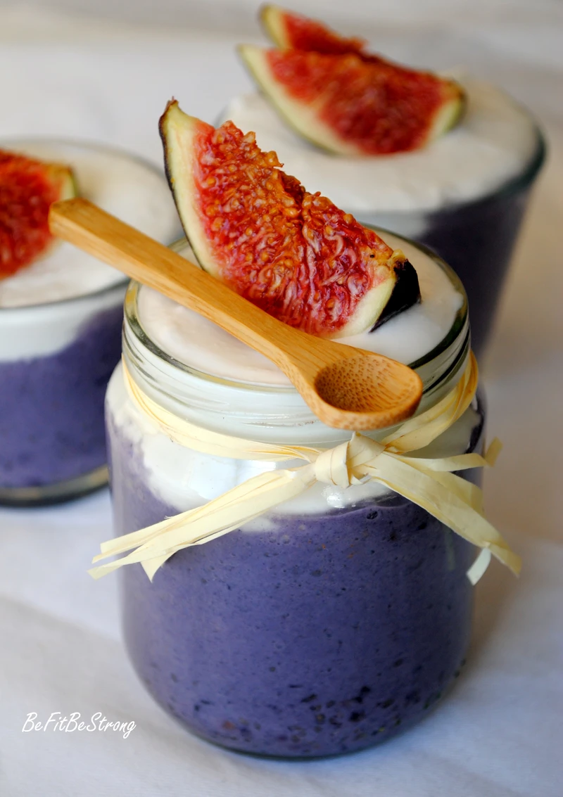 Fioletowy pudding chia z różano-kokosową bitą śmietaną i figami