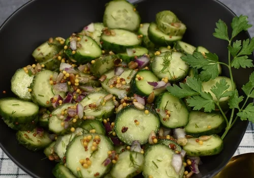 Surówka z ogórków małosolnych i pestek słonecznika