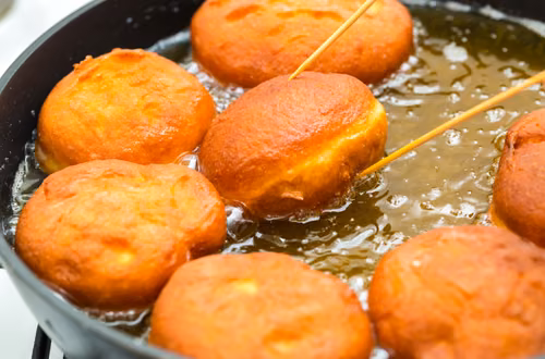 Zrób to zaraz po usmażeniu – pączki nie będą gumowe!
