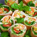 Wrapy gryczane z ricottą, pesto i warzywami FIT