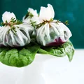 "Sakiewki" z papieru ryżowego z pieczonym burakiem i bazyliowym pesto z migdałami