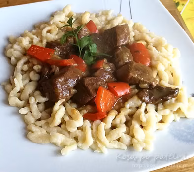 Gulasz wołowy z kluseczkami