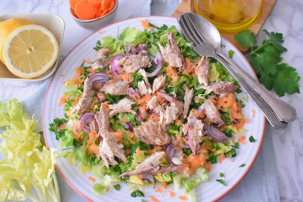 Sałatka z selerem naciowym i wędzoną makrelą