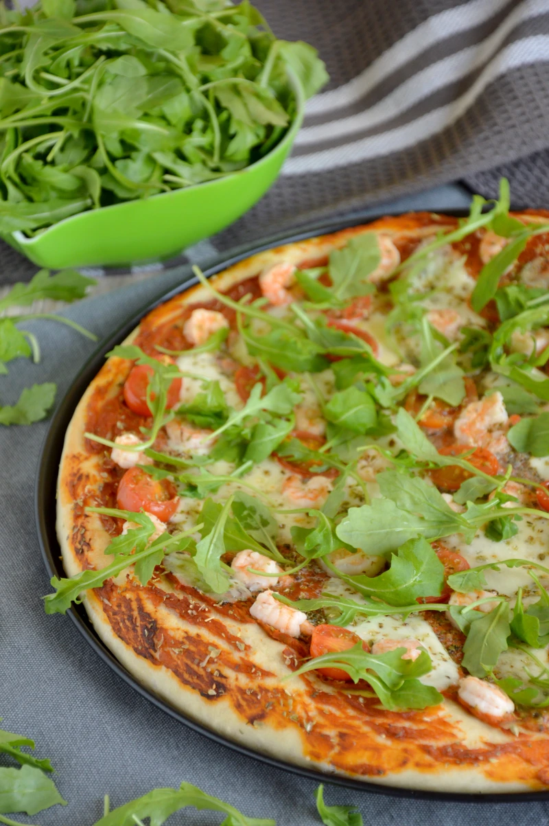 Pizza z krewetkami, pomidorami, mozzarellą, rukolą i pastą z awokado