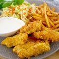 Stripsy z kurczaka z sosem czosnkowym, frytkami i surówką – domowy fast food