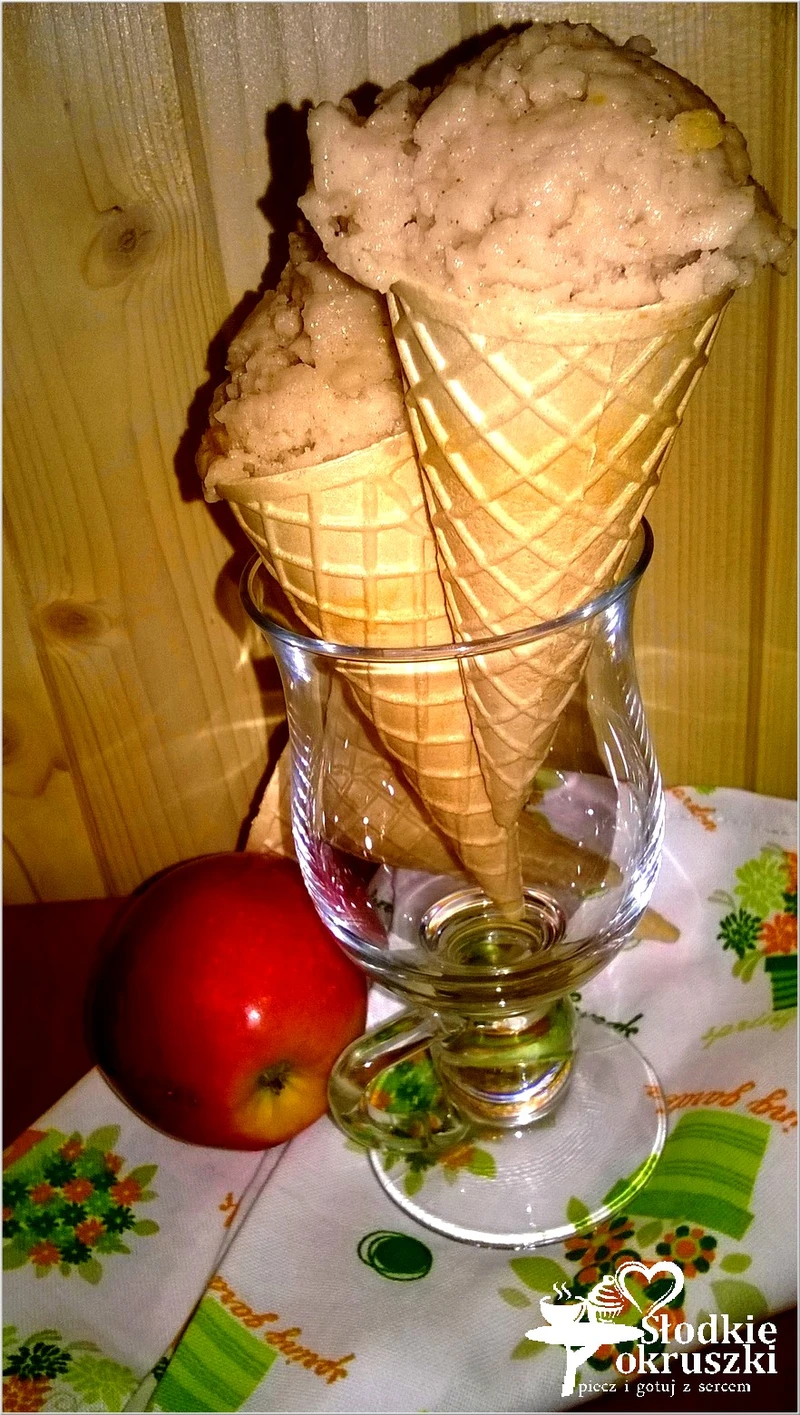 Pyszne i lekki lody jabłkowe z cynamonem i pomarańczową skórką