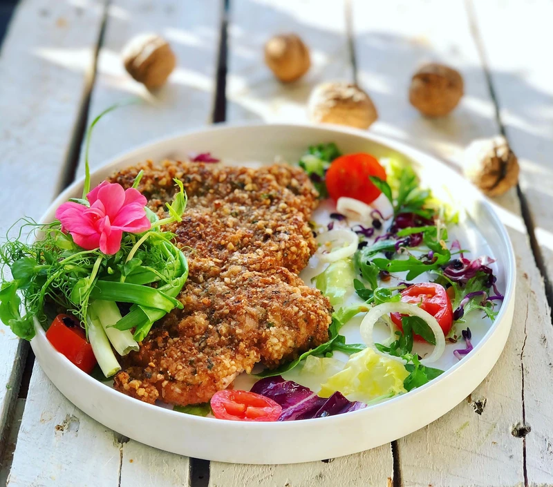 Kotlet schabowy w panierce orzechowo- pietruszkowej