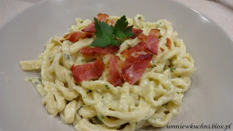 Tagliatelle z boczkiem w sosie serowo-śmietanowym