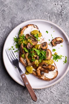 Grzanka z czosnkowym twarożkiem, pieczarkami i pesto