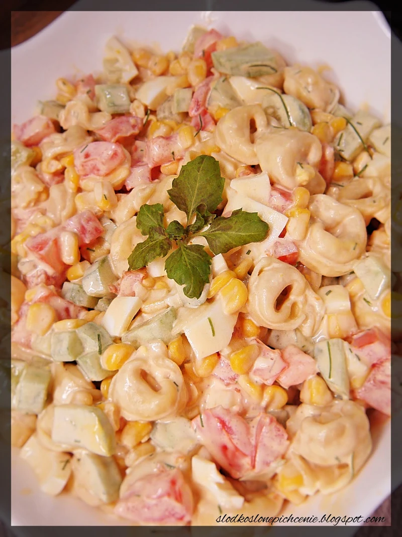 Sałatka z tortellini, jajkiem i warzywami