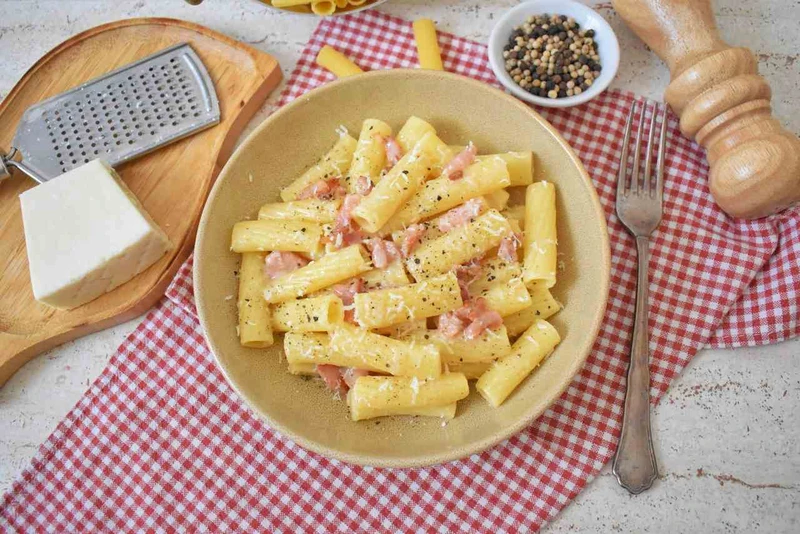 Pasta alla gricia - makaron z serem pecorino i guanciale