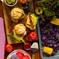 Domowe cheeseburgery i chipsy z fioletowych ziemniaków