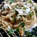 niezwykle aromatyczne spaghetti z małżami i prosciutto