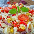 Surówka z kapusty pekińskiej, pomidora i kukurydzy