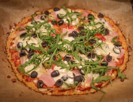 Domowa pizza na spodzie z kalafiora