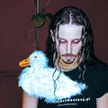 Michał Szpak z wizerunkiem kaczki na bluzce? Co artysta miał na myśli?