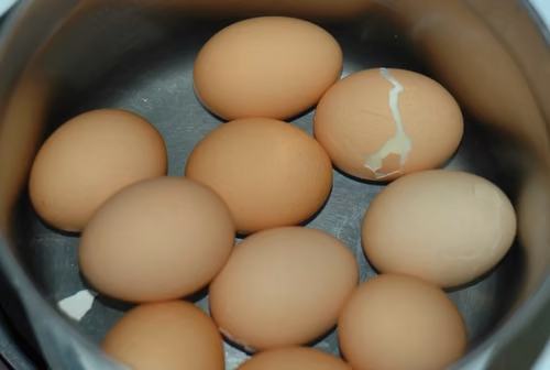 Problem z pękającymi jajkami podczas gotowania.