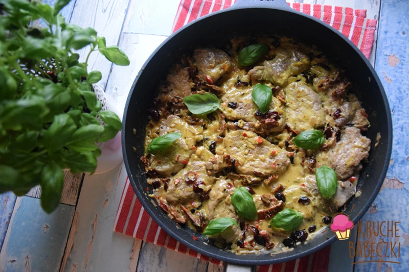 POLĘDWICZKI WIEPRZOWE W SOSIE Z BALLANTINES, ŻURAWINĄ, CHILLI I SUSZONYM POMIDOREM