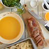 Polędwiczki w szynce parmeńskiej w pomarańczowym sosie na pieczonej pietruszce i gruszkach.