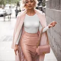 Elegancka stylizacja w pudrowym różu
