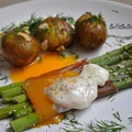 Pieczone szparagi w szynce Crudo z jajkiem w koszulce i pieczonymi ziemniakami