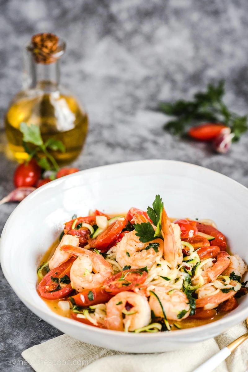 Krewetki z czosnkiem i pomidorkami ze spaghetti cukiniowym