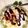 Bananowy omlet z syropem czekoladowym