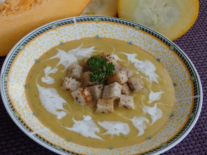 Krem dyniowo-cukiniowy z czubrycą zieloną