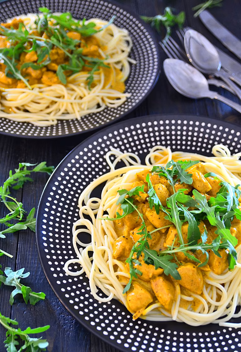 Makaron z kurczakiem w sosie curry