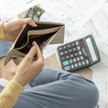 Kobiety lepiej radzą sobie z finansami? Odkrywamy kto tak naprawdę tonie w długach w Polsce!