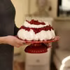 Pavlova z frużeliną z czerwonych porzeczek