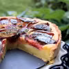 Tarta śliwkowa z kremem budyniowym, mleczkiem kokosowym i tymiankiem